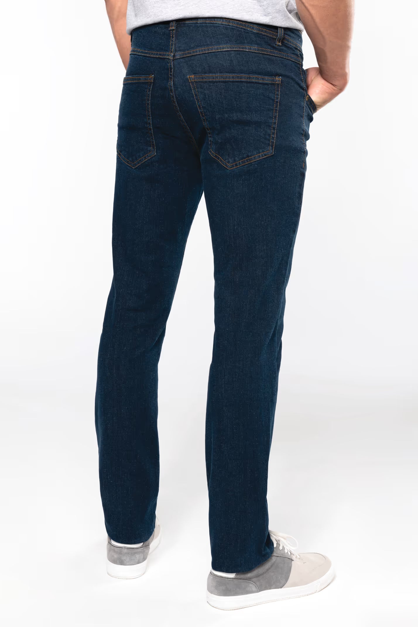 Vue arrière du jean basic homme avec poches plaquées et ceinture à passants