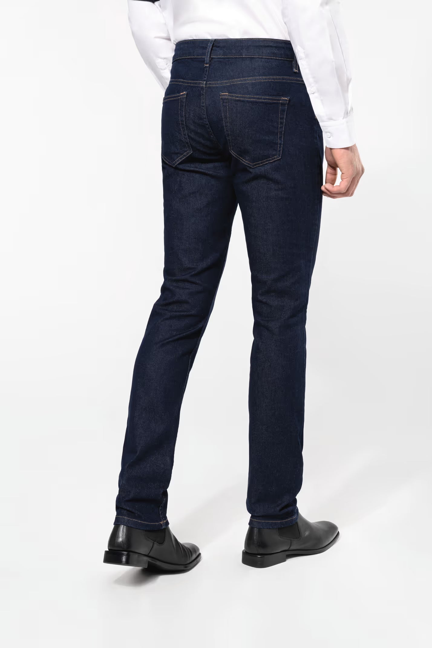 Détail des rivets métalliques bronze sur jean coupe droite style Old Brass pour homme