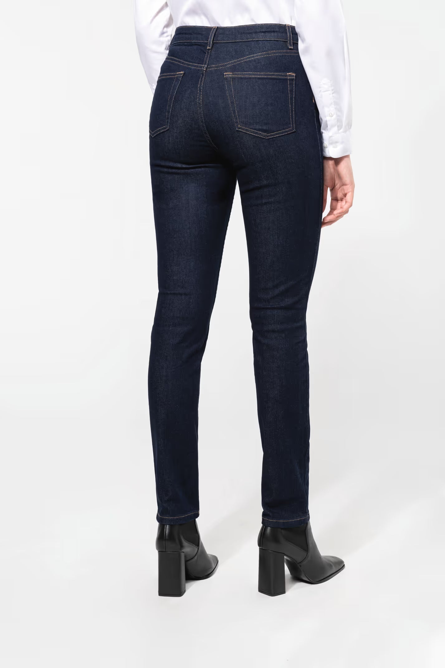 Détail de la ceinture du jean femme avec passants et bande intérieure contrastée rouge
